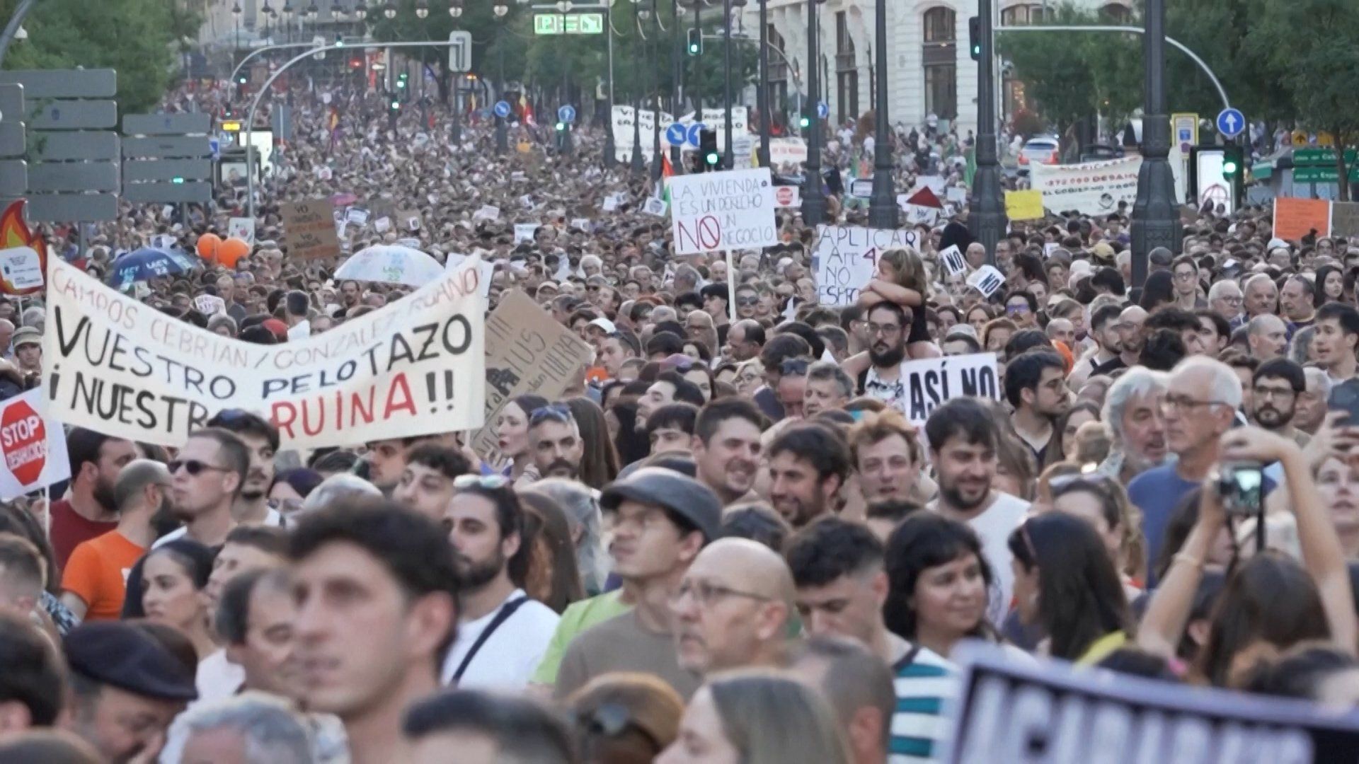 Тысячи людей протестуют в Мадриде против жилищного кризиса в Испании