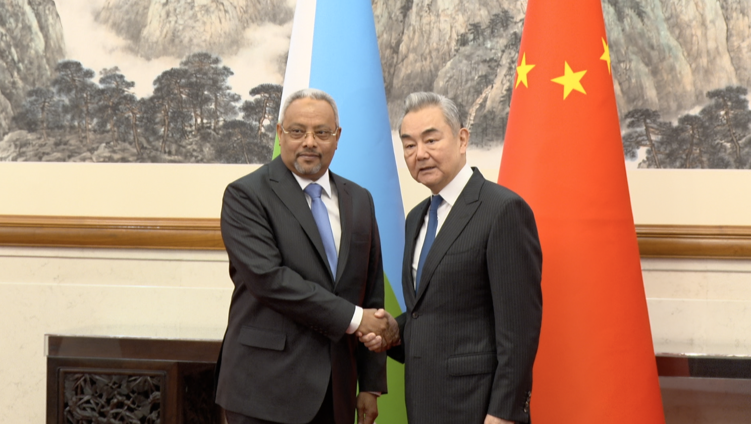 Chinese FM meets Djibouti's counterpart