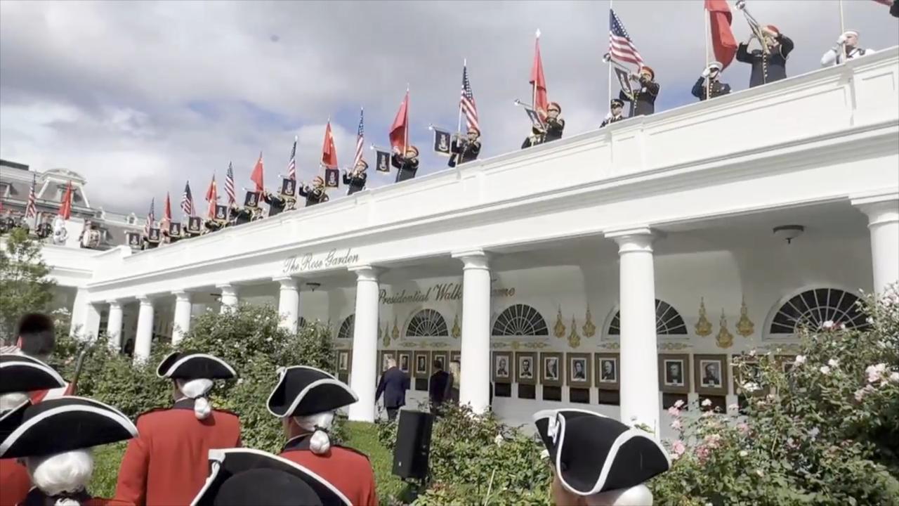 Смотрите: Си Цзиньпин и Трамп осматривают почетный караул в Белом доме