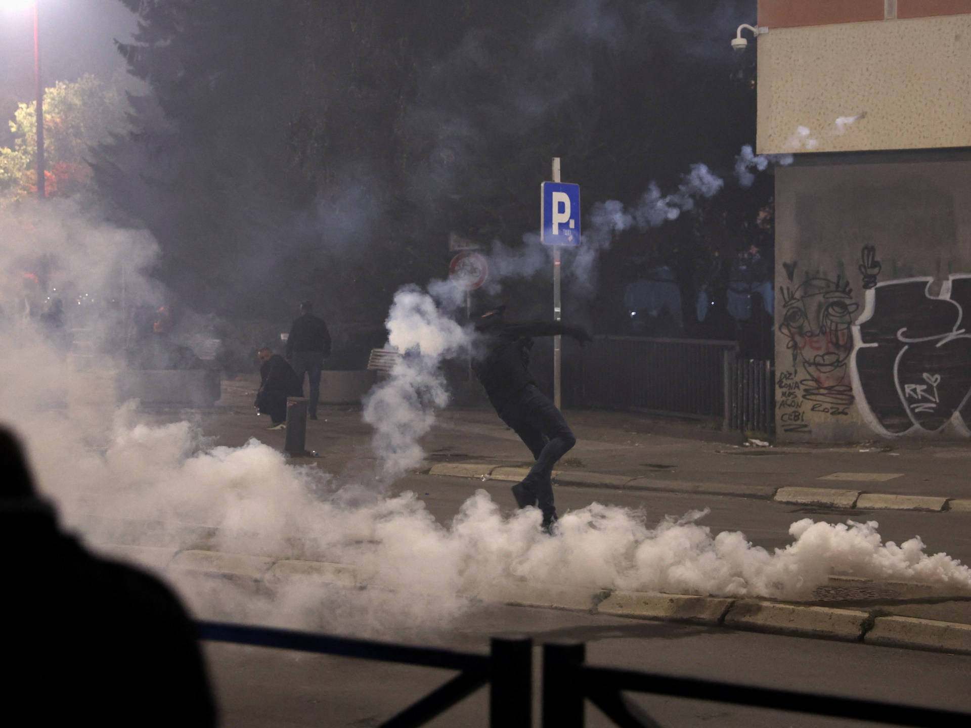 Столкновение полиции с протестующими в Косово из-за попытки пресечь деятельность Гаагского суда по военным преступлениям
