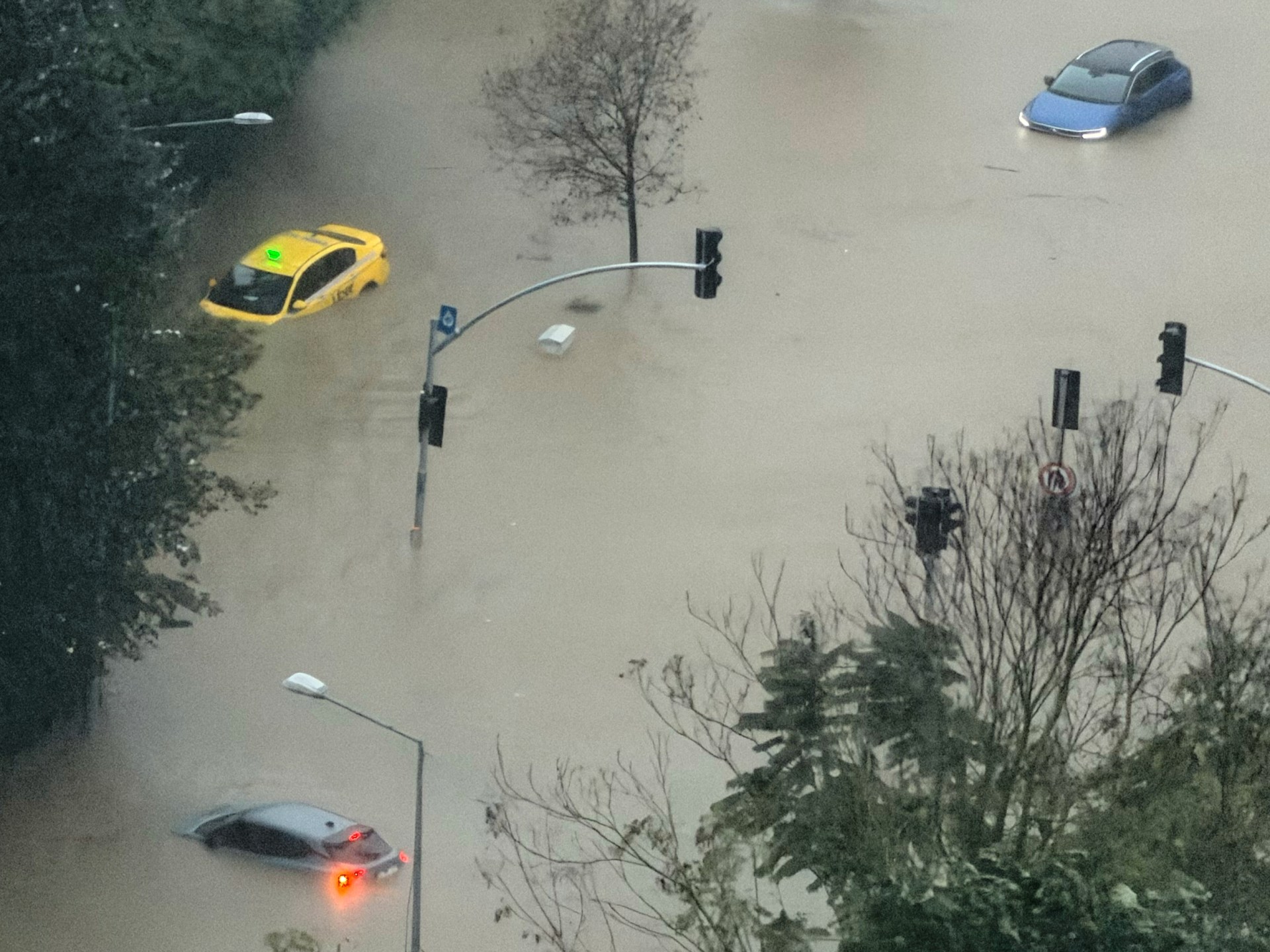 Teenager dies as heavy rain floods Istanbul