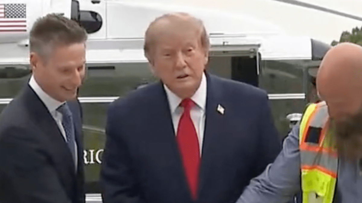 Речь Трампа неразборчива, поскольку американские телеканалы бойкотируют мероприятие в Белом доме