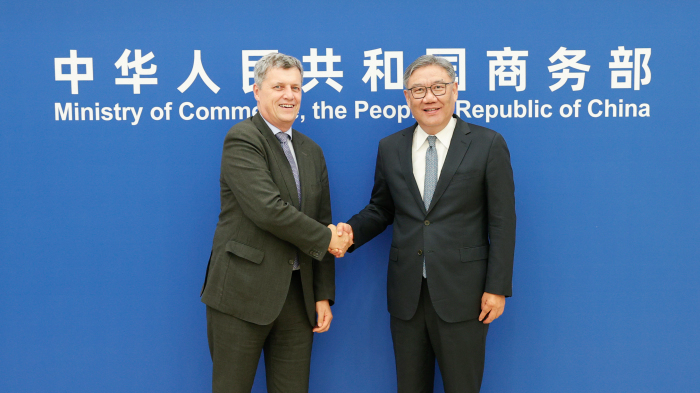 China's commerce minister meets Danone CEO