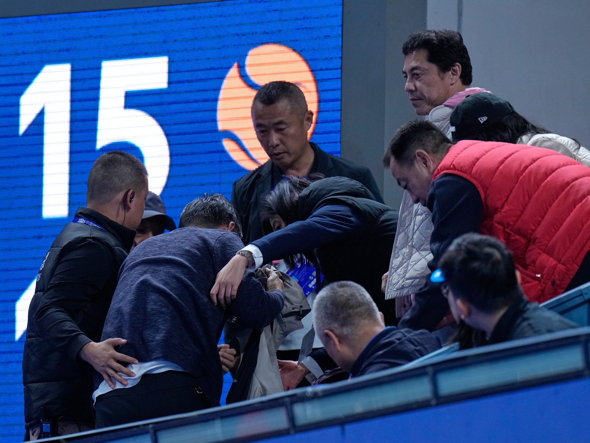 Медведева дисквалифицировали с Открытого чемпионата Китая за удар мячом болельщика