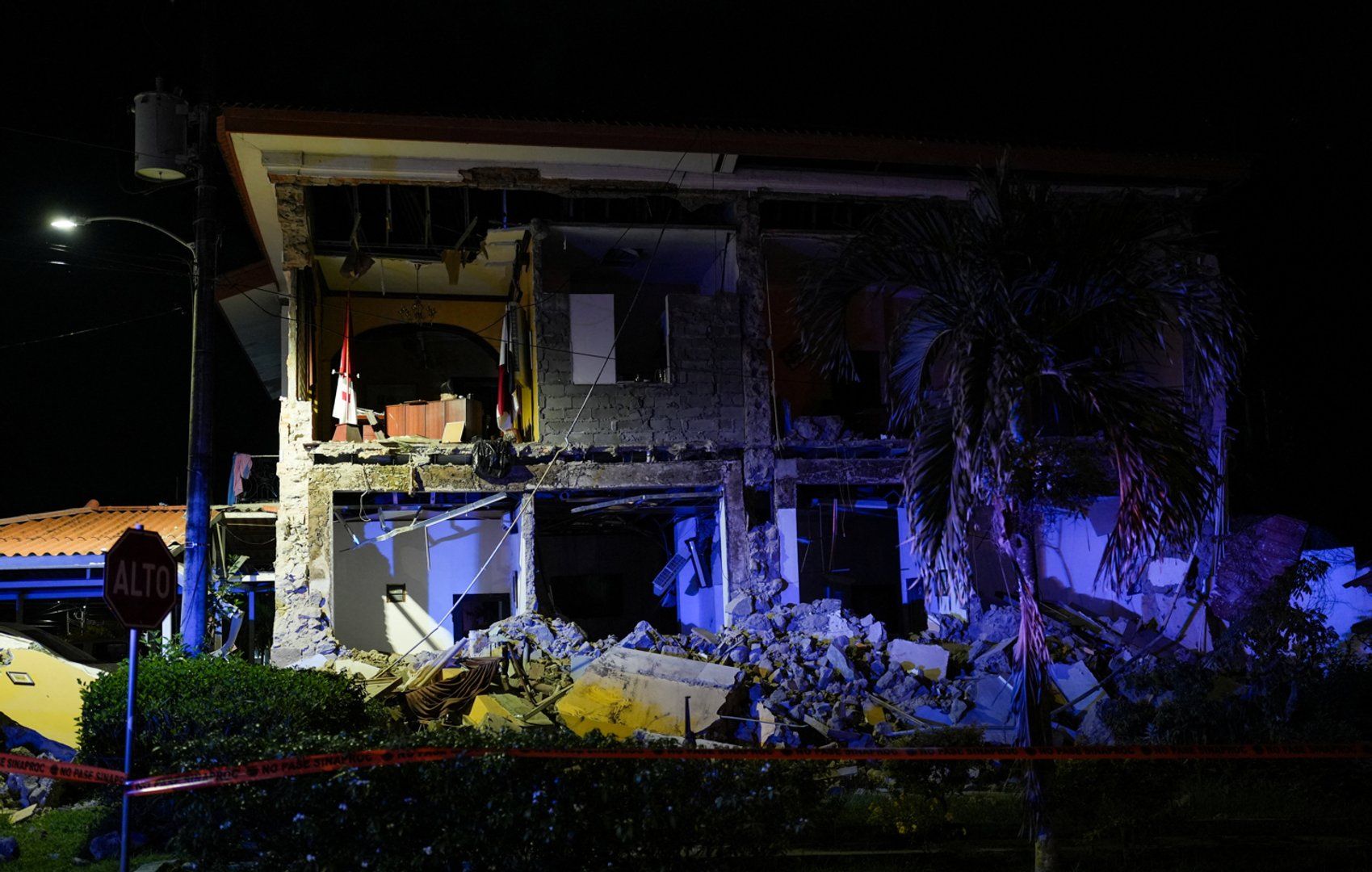 Dual quakes devastate southern Panama