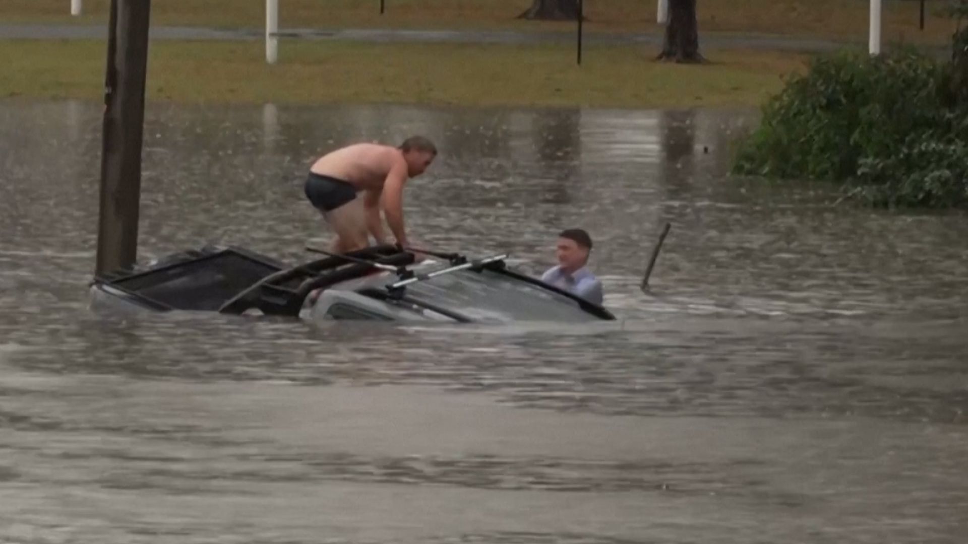 Australian TV reporter rescues man from sinking car