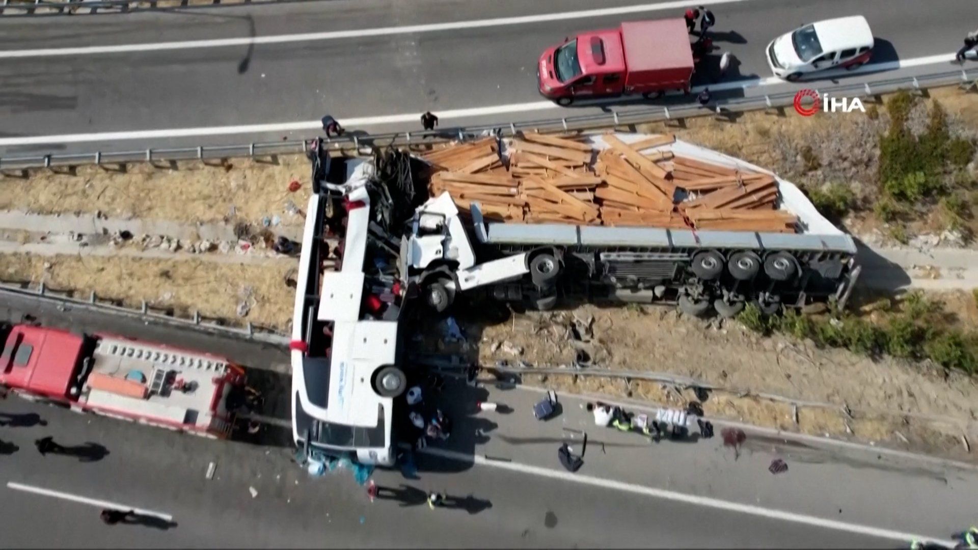 Tour bus crash in Turkiye leaves at least 11 dead
