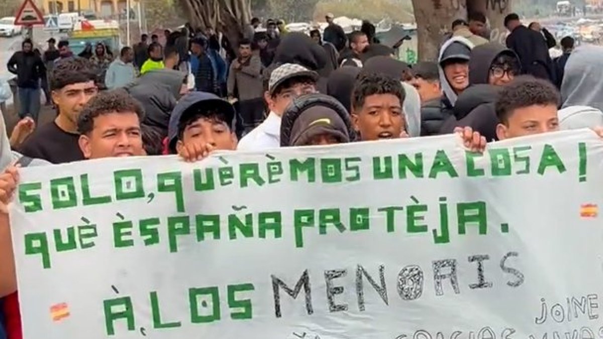 Дети-мигранты протестуют после того, как полиция очистила пляжный лагерь в Сеуте