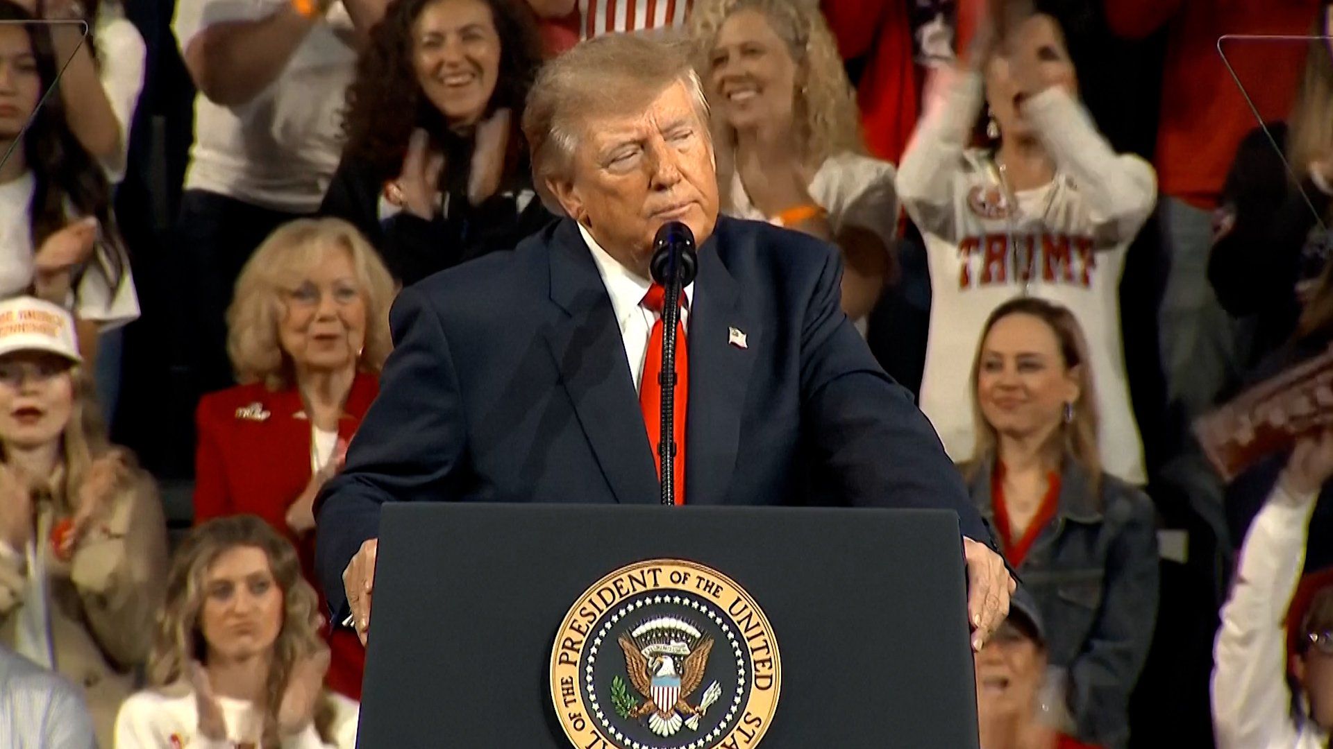 Trump’s brash remarks entertain crowd at election rally in Tennessee