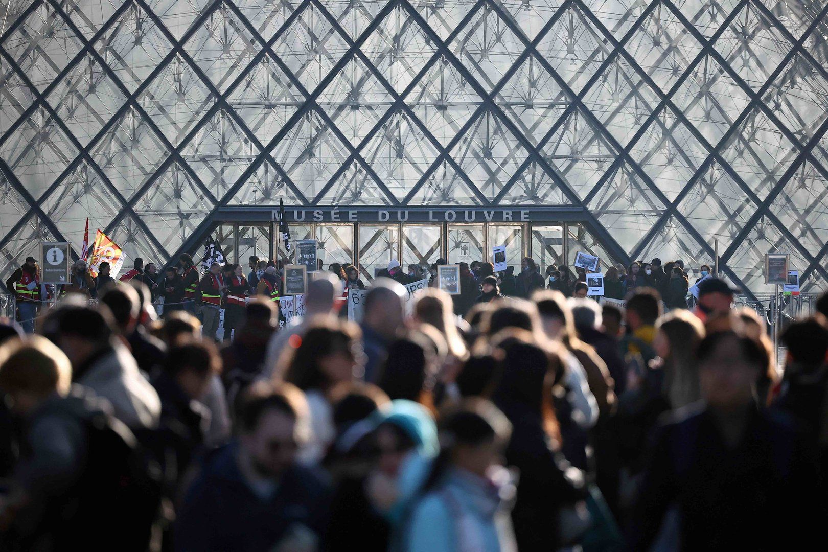 Protesters block Louvre in support of French student movement