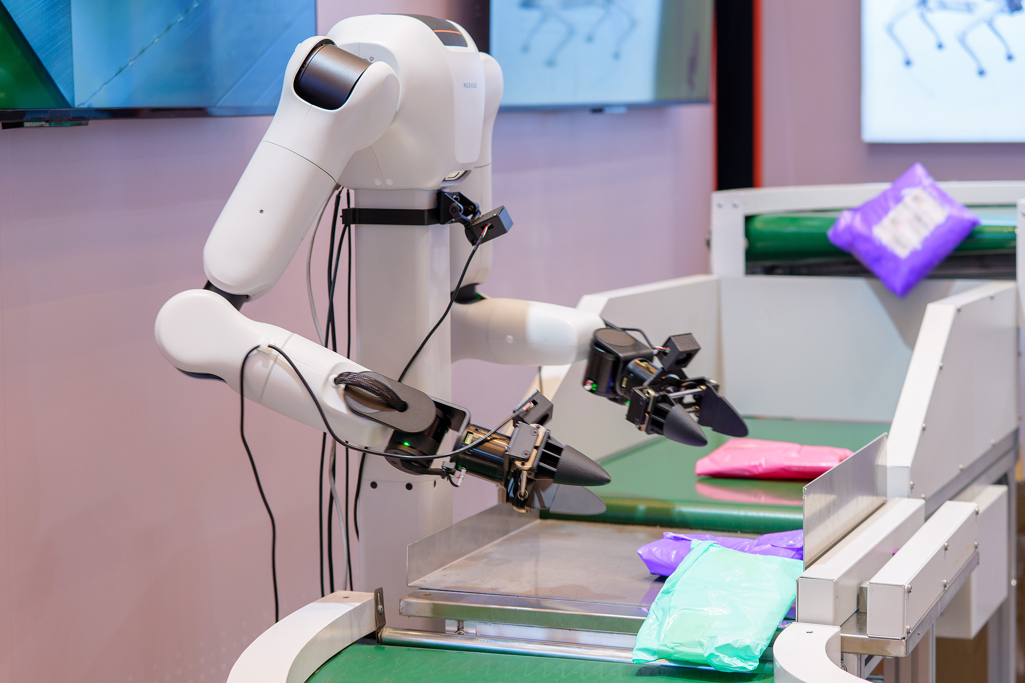 AI-powered products take center stage at 140th Canton Fair