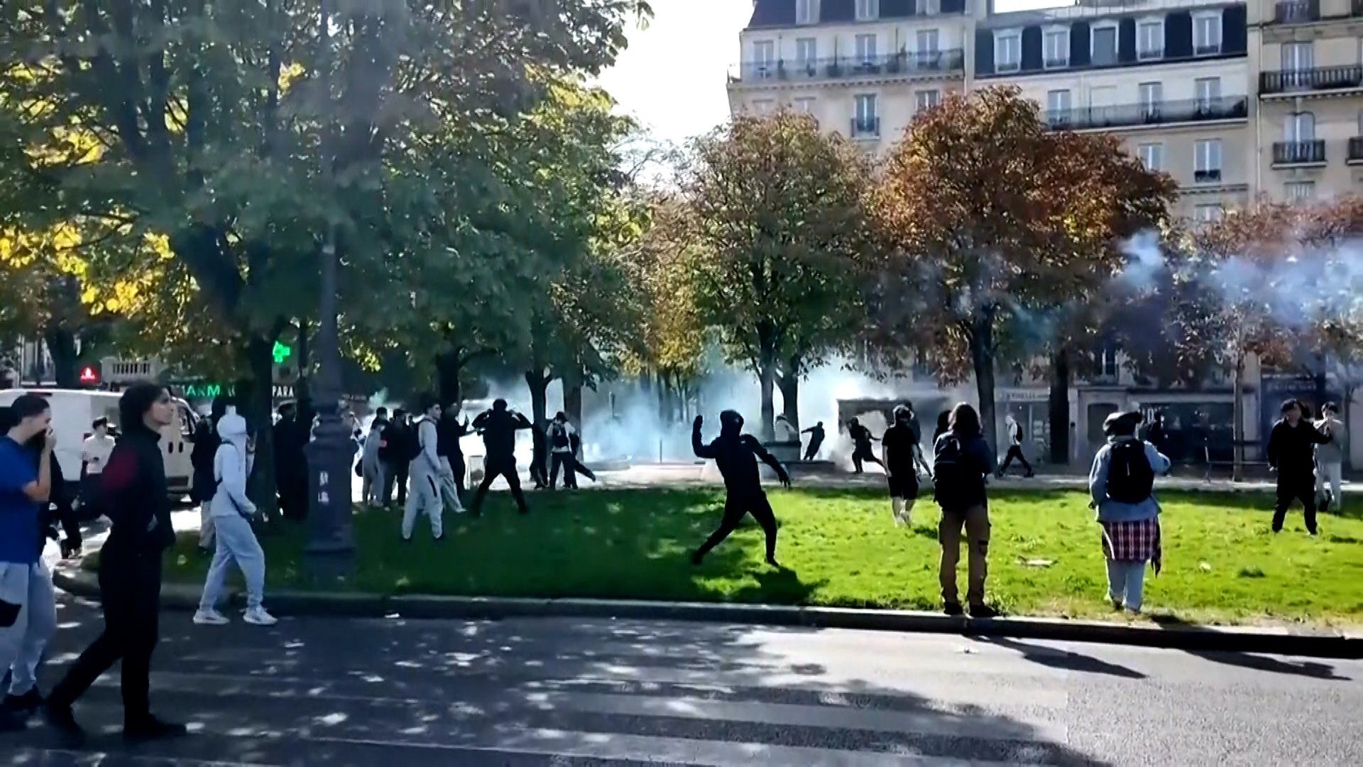 Школы горят из-за студенческих протестов, охвативших всю Францию