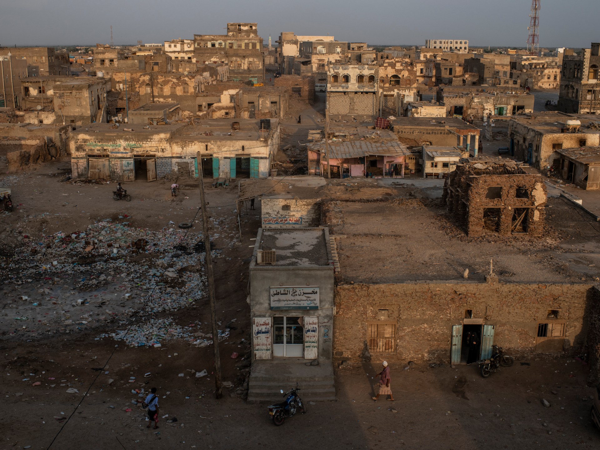 Йеменские вооруженные силы заявляют, что они отбивают атаки хуситов в Таизе, поскольку бои продолжаются