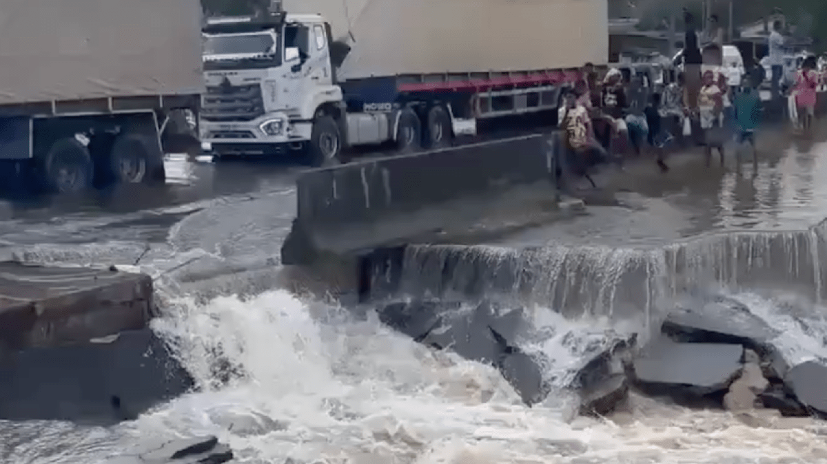 Дождевая вода размывает шоссе в Нигерии