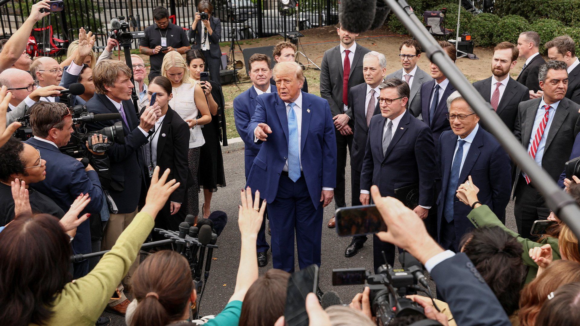 Трамп поддержал саморегулирование искусственного интеллекта на техническом саммите, но достаточно ли этого?