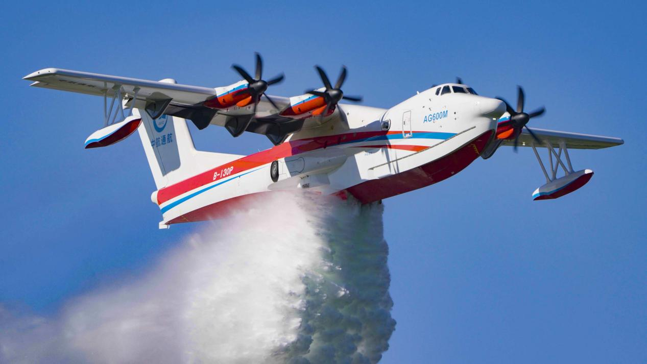 Китайский самолет-амфибия AG600 завершил тушение лесных пожаров