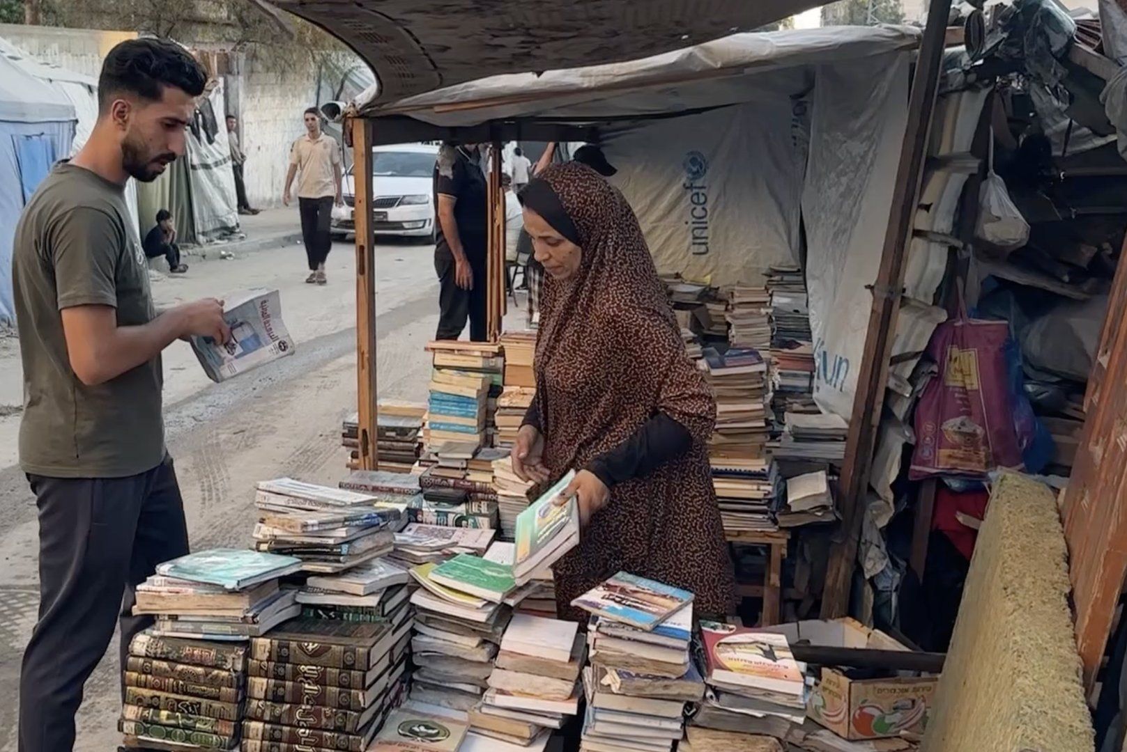 Женщина из Газы спасает книги из-под завалов, чтобы сохранить образование