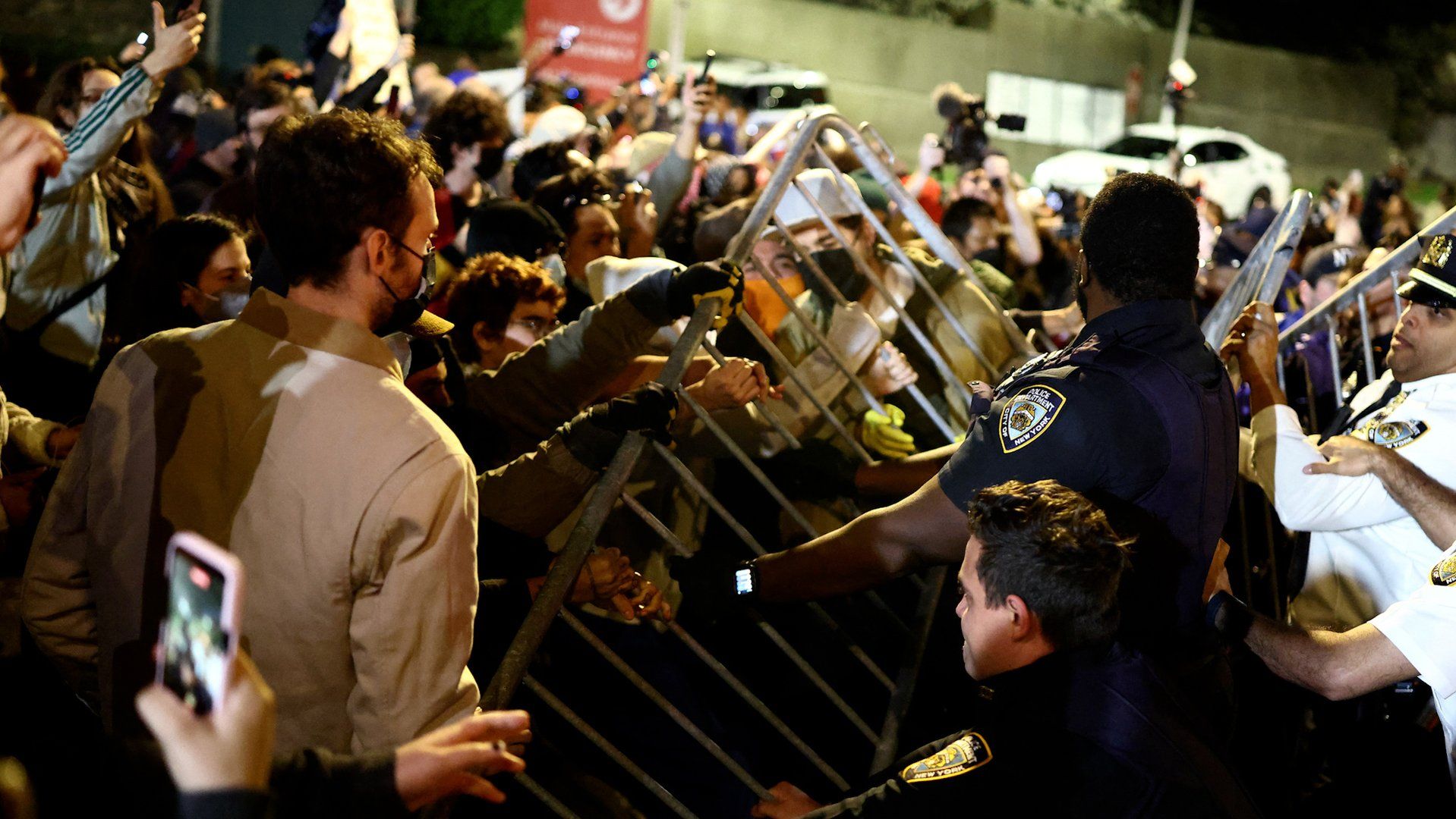 Uproar in NY after ICE shoots man with child in the car
