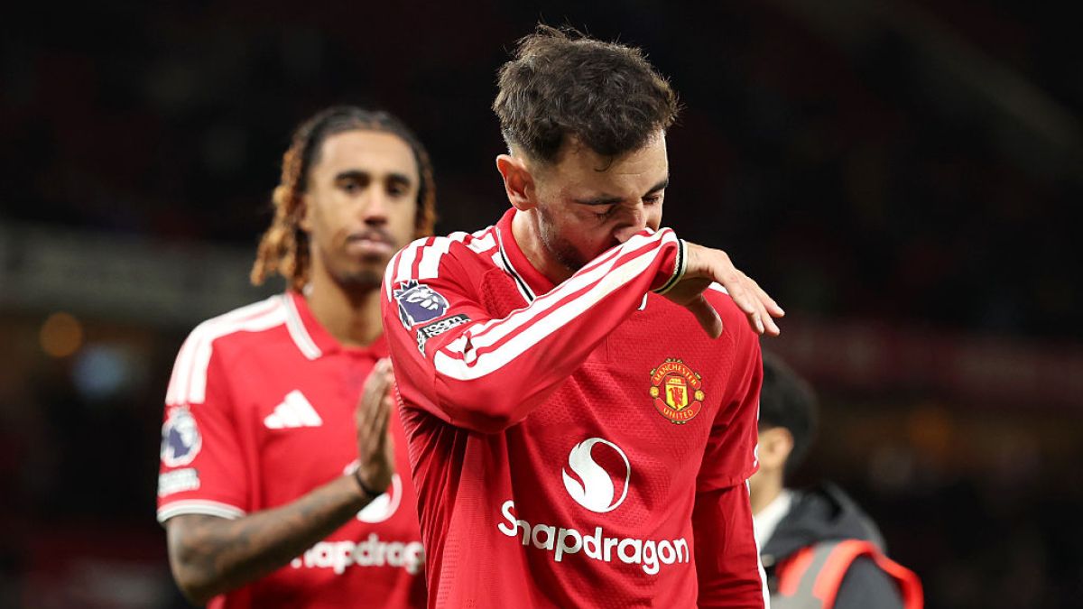 Manchester United held by ten-man Tottenham as woes for both continue